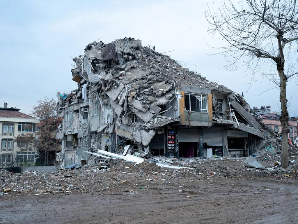 Déclaration de sinistre dans le compromis et l’acte de vente : obligations, risques et modèles prêts à l’emploi pour le vendeur